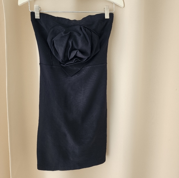 United Colors of Beneton Little Black Dresss with Flower Arrangement - Picture 7 of 7